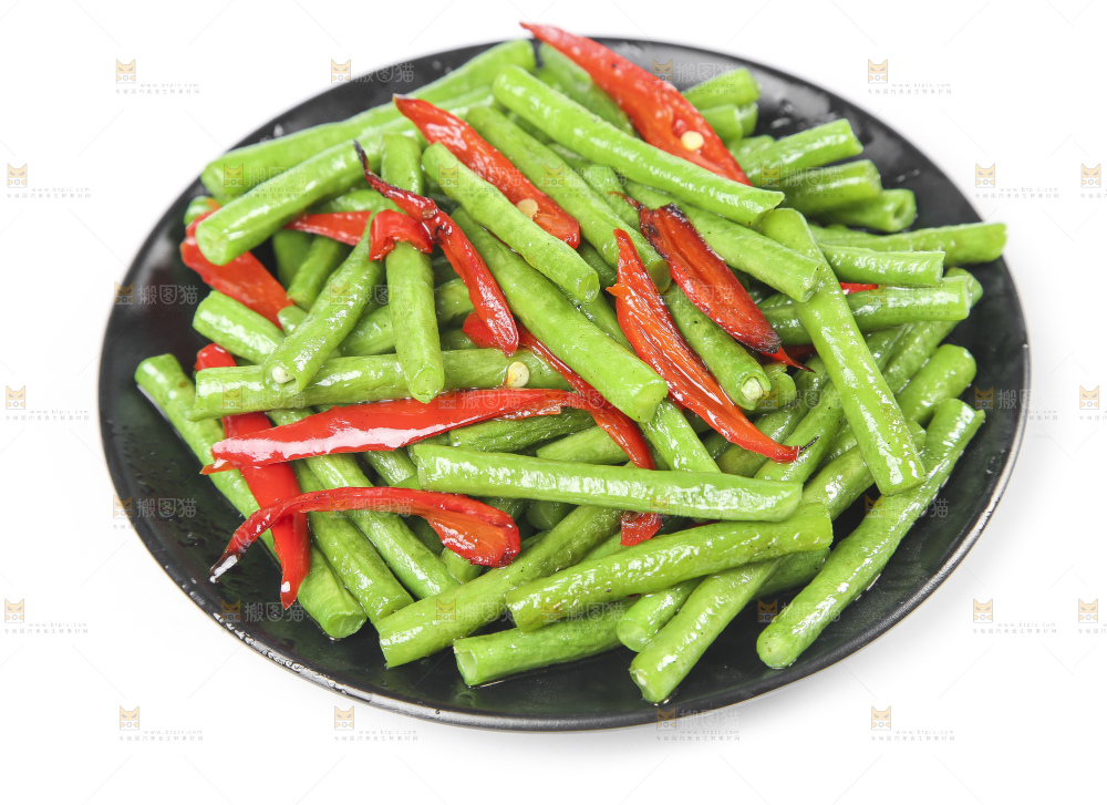 盘子里装着辣椒炒豇豆
