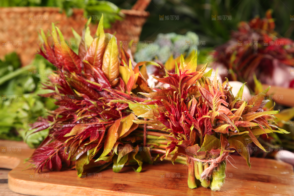 木板上放着香椿芽