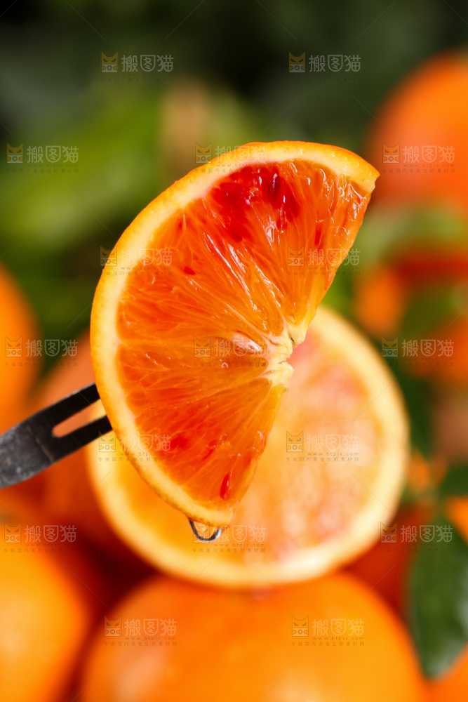 叉子叉着一块血橙