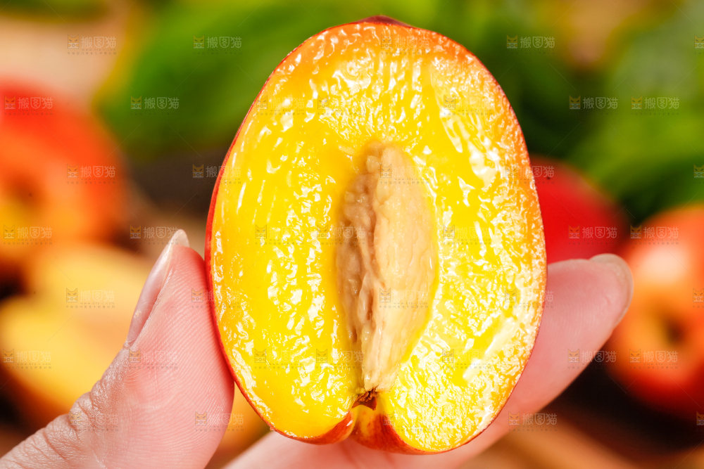 手里拿着黄心油桃