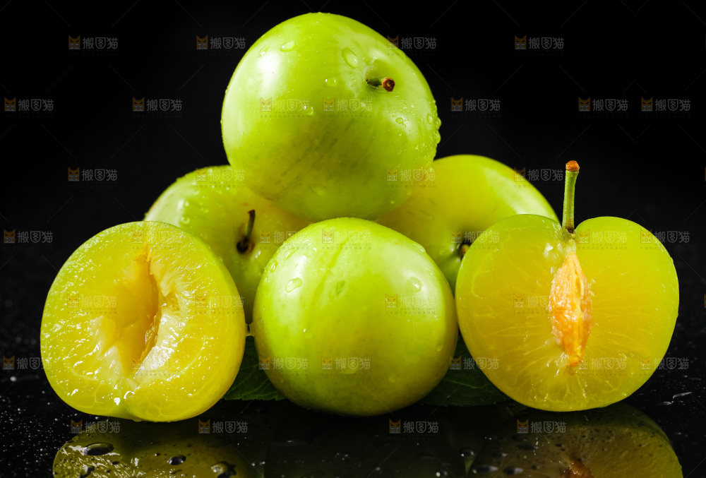 黑底上放着李子
