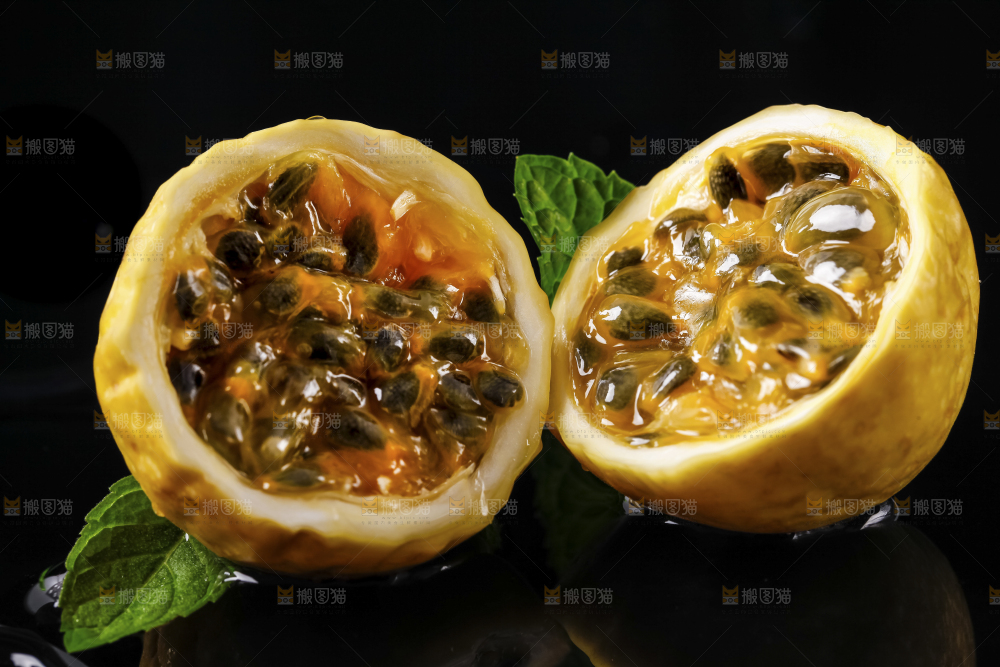 黑底上放着海南黄金百香果