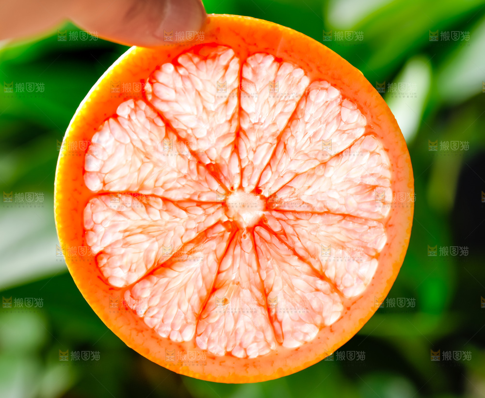 手里拿着红心西柚