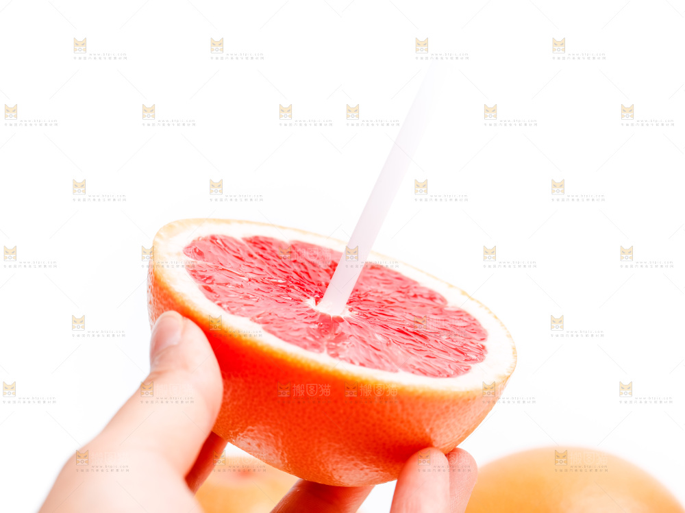 手里拿着红肉葡萄柚