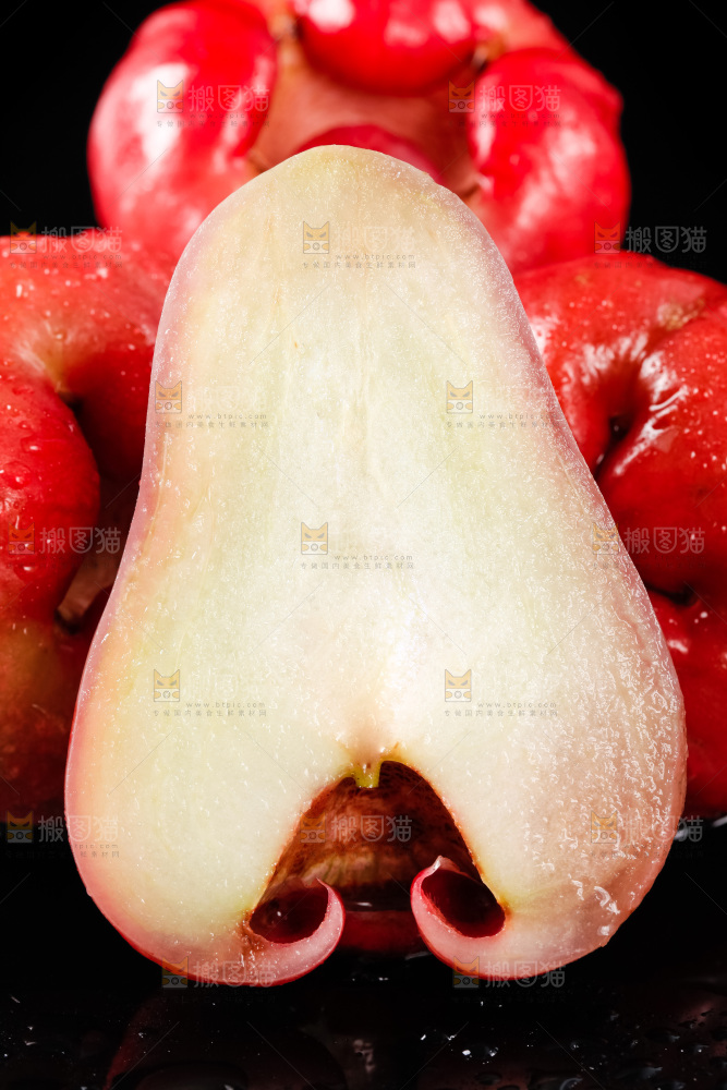 黑底上放着莲雾