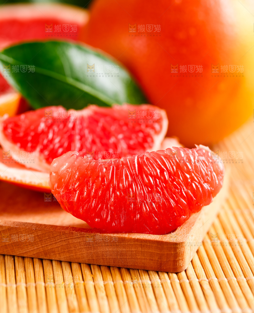 竹垫上放着红肉柚子