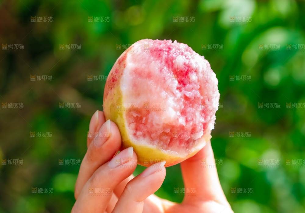 手里拿着水蜜桃