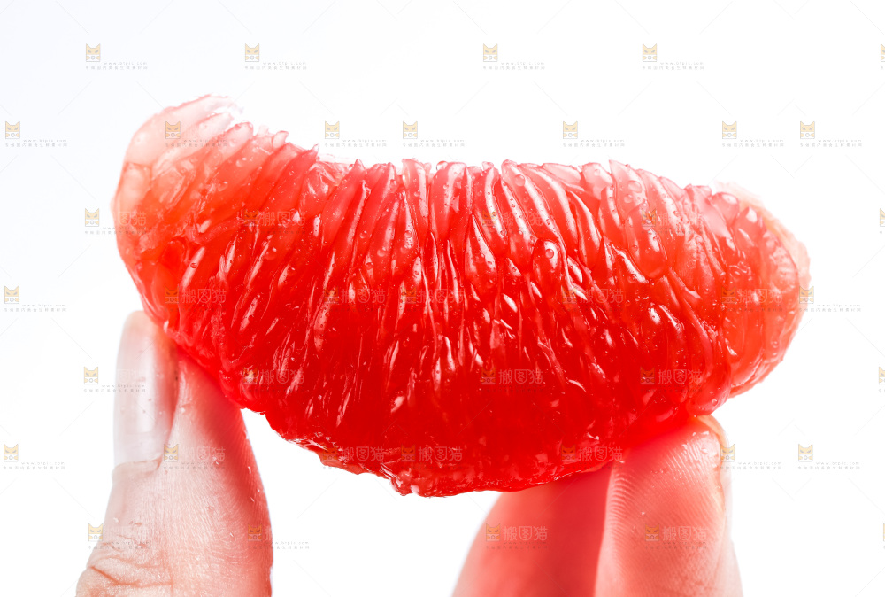 手里拿着红肉柚子