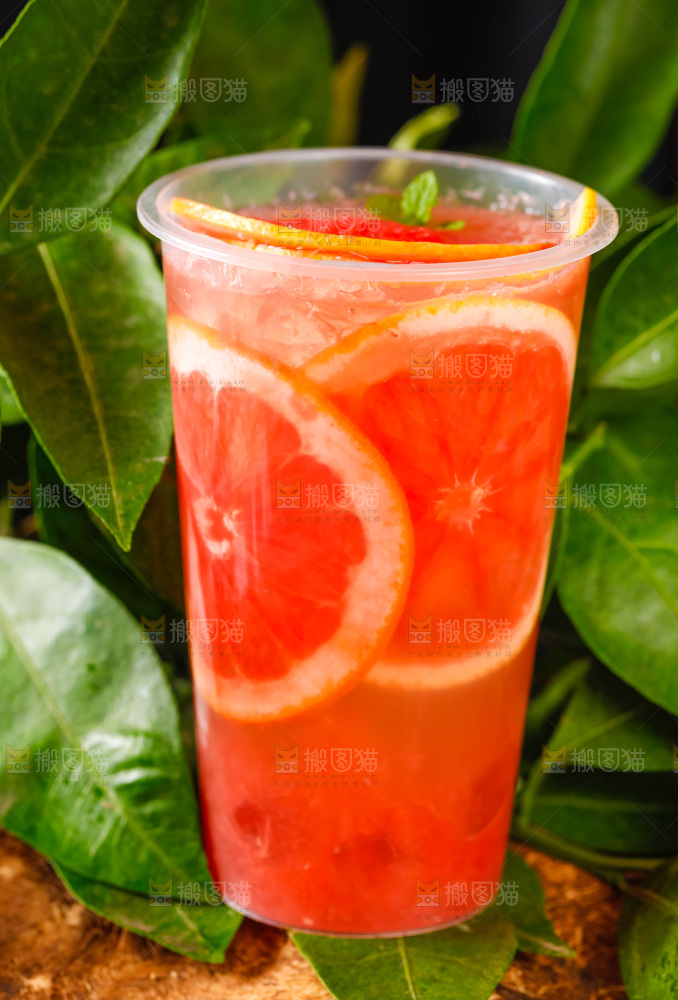 杯子里装着西柚果汁
