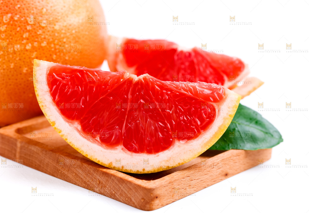 木板上放着红肉葡萄柚