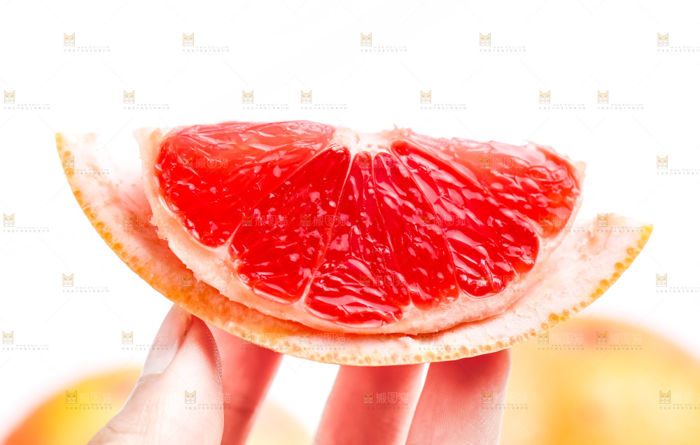 手里拿着红西柚
