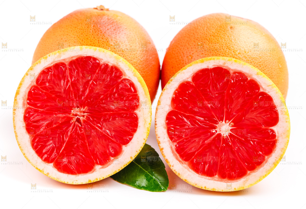 白底上摆放着红肉葡萄柚