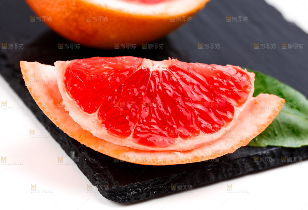 黑石板上摆放着南非进口西柚