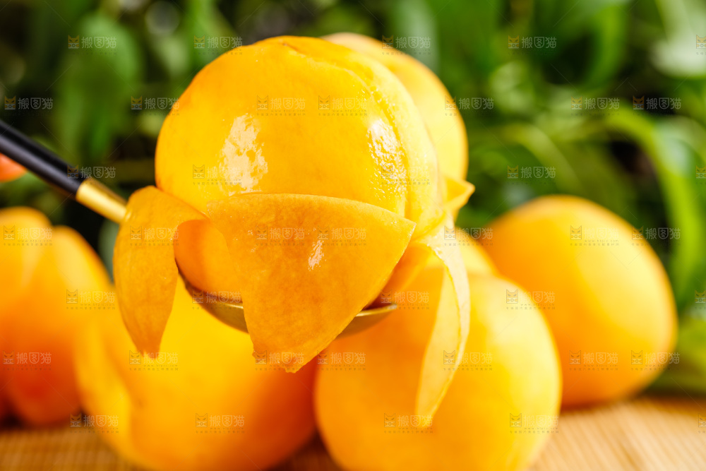 竹垫上摆放着黄皮黄桃