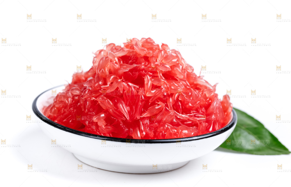 碟子里装着西柚的果肉