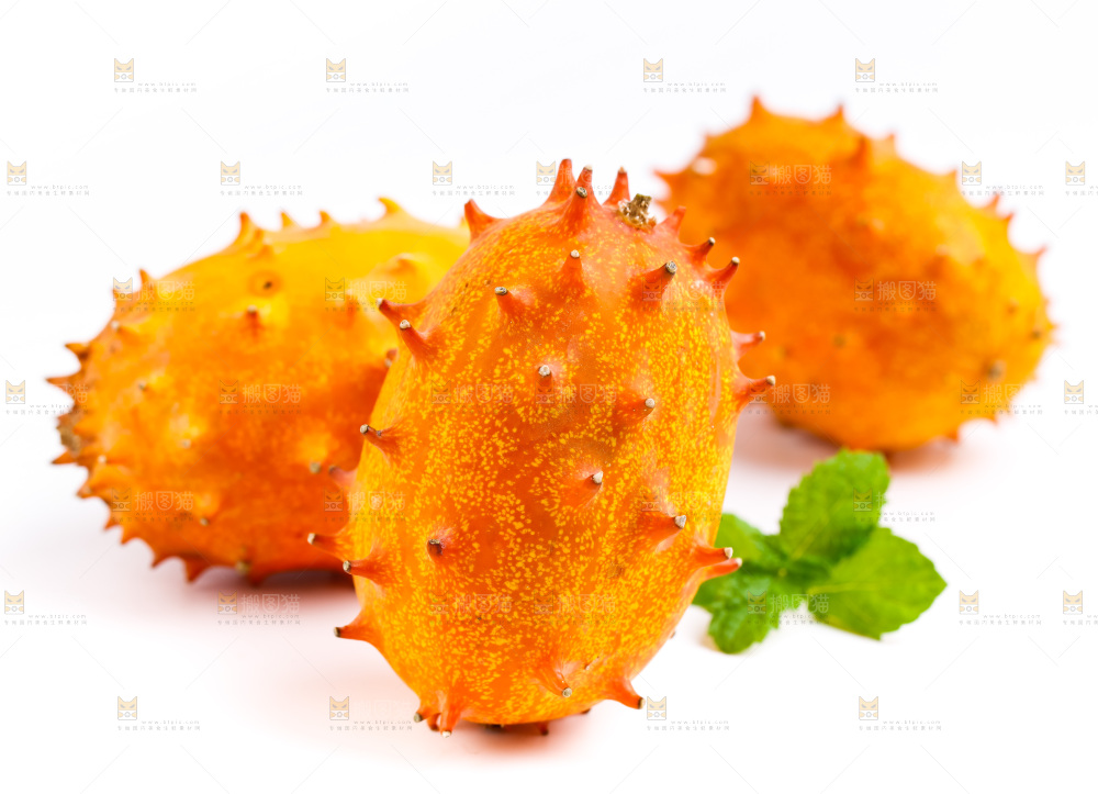 白底上摆放着非州火参果