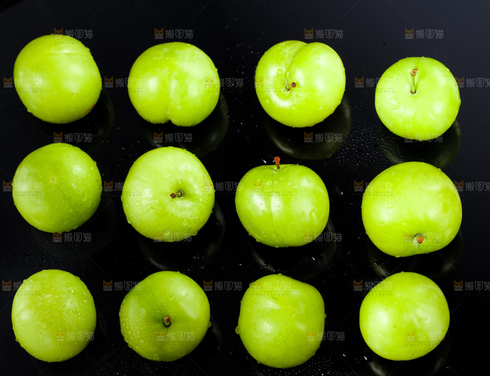 黑底上摆放着新鲜青李子