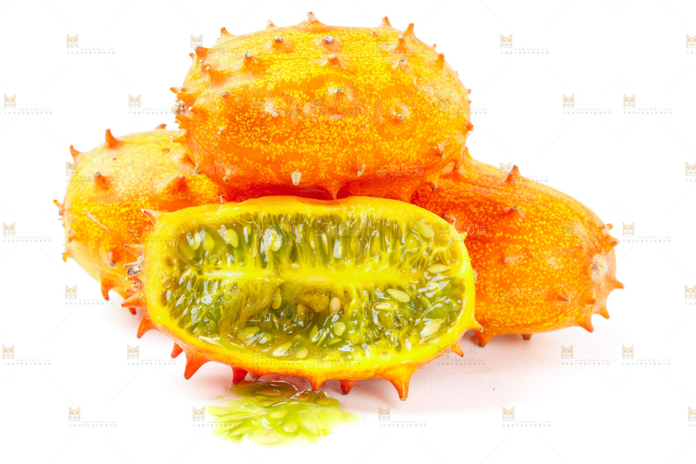 白底上放着火参果