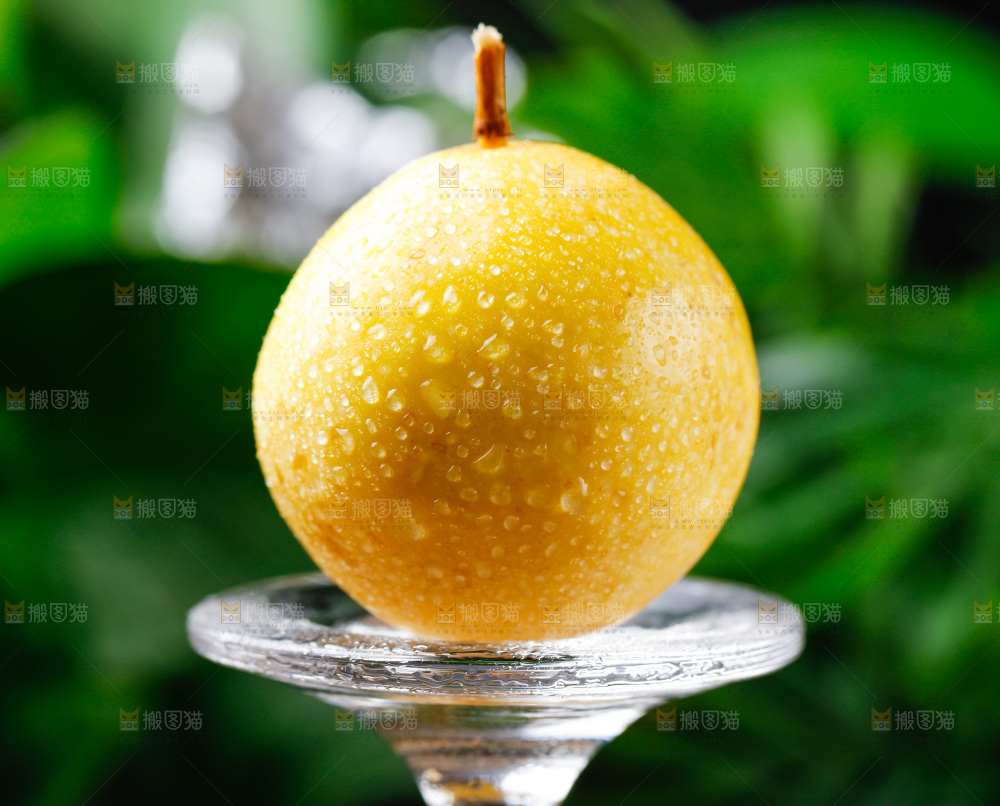 玻璃杯上放着黄皮百香果