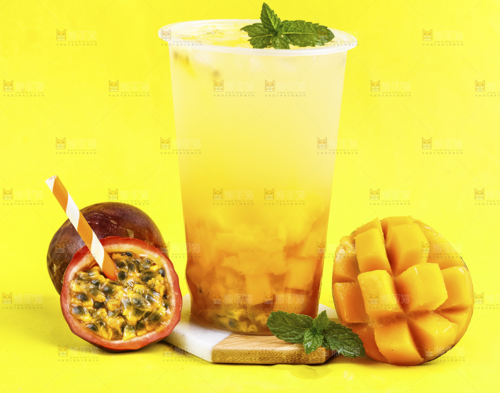 杯子里装着芒果果汁