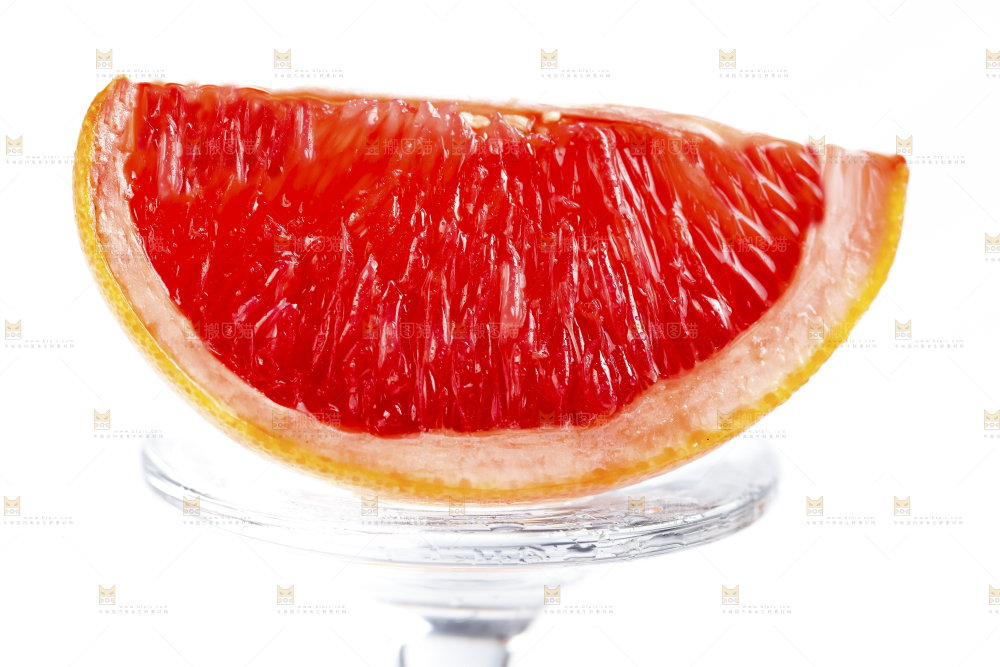 玻璃杯上摆放着西柚