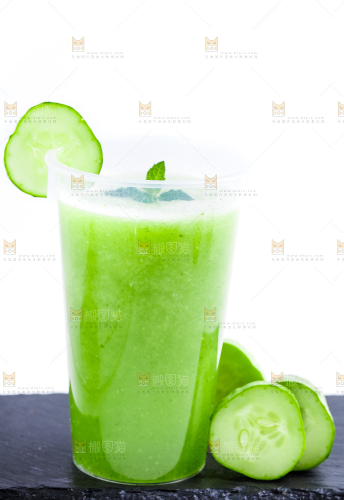 杯子里装着黄瓜果汁