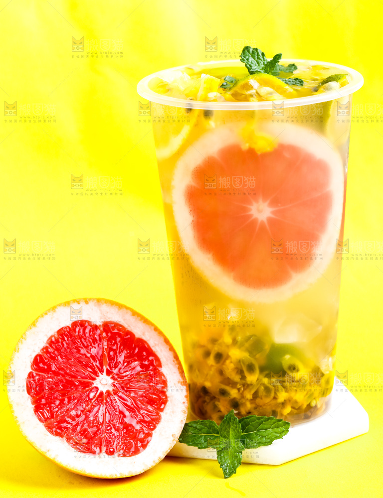浅底上放着一杯百香果果汁