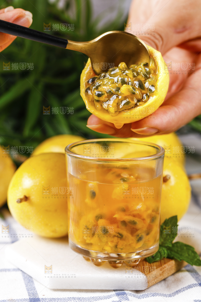 手里拿着黄色百香果