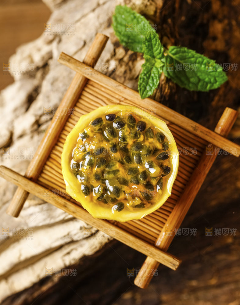 木盒里装着黄皮百香果