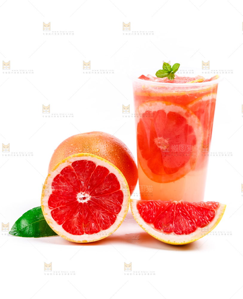 杯子里装着西柚果汁