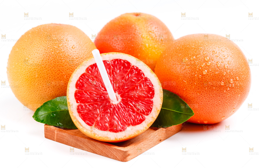 白底上放着红肉葡萄柚