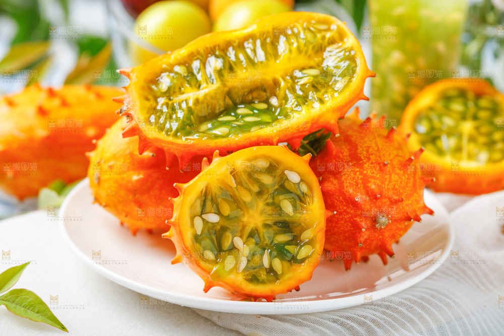 盘子里装着火参果