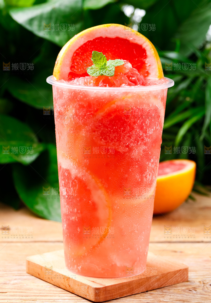 杯子里装着西柚果汁
