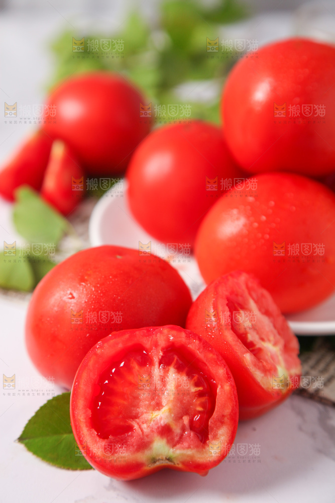 浅底上摆放着沙瓤西红柿