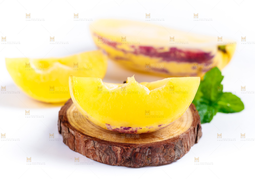 白底上摆放着甘肃民勤人参果