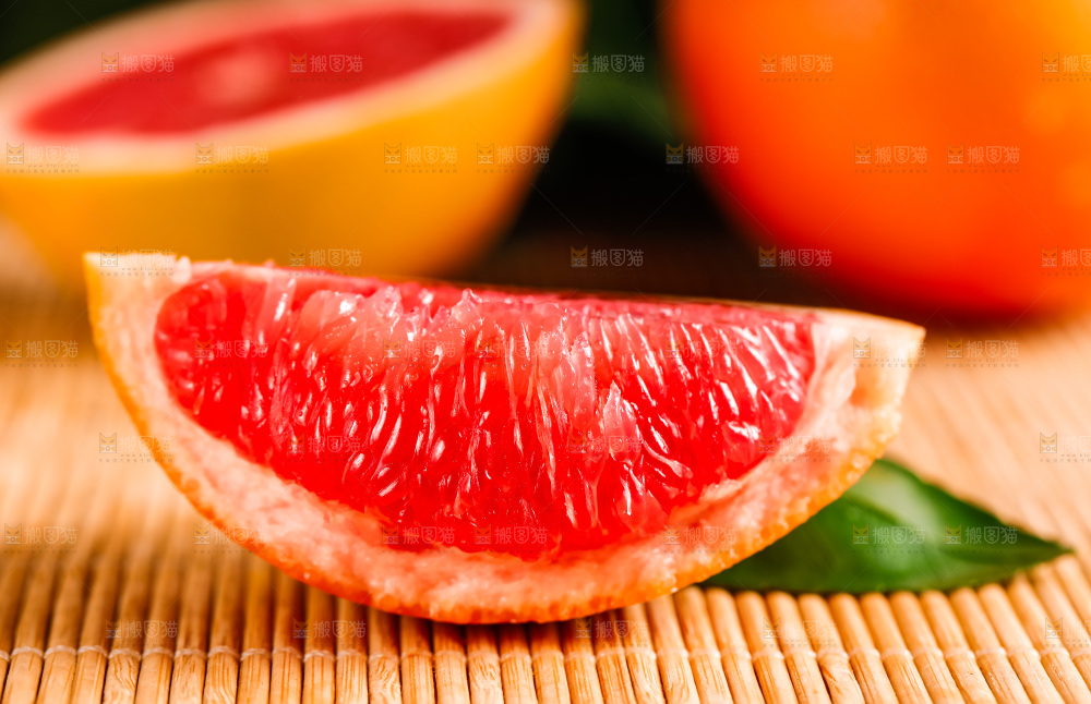竹垫上放着红肉柚子