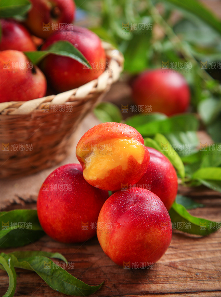 木底上放着红油桃