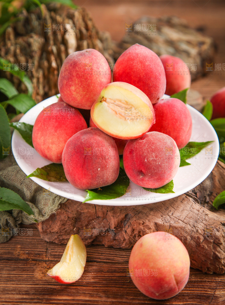 盘子里装着毛桃