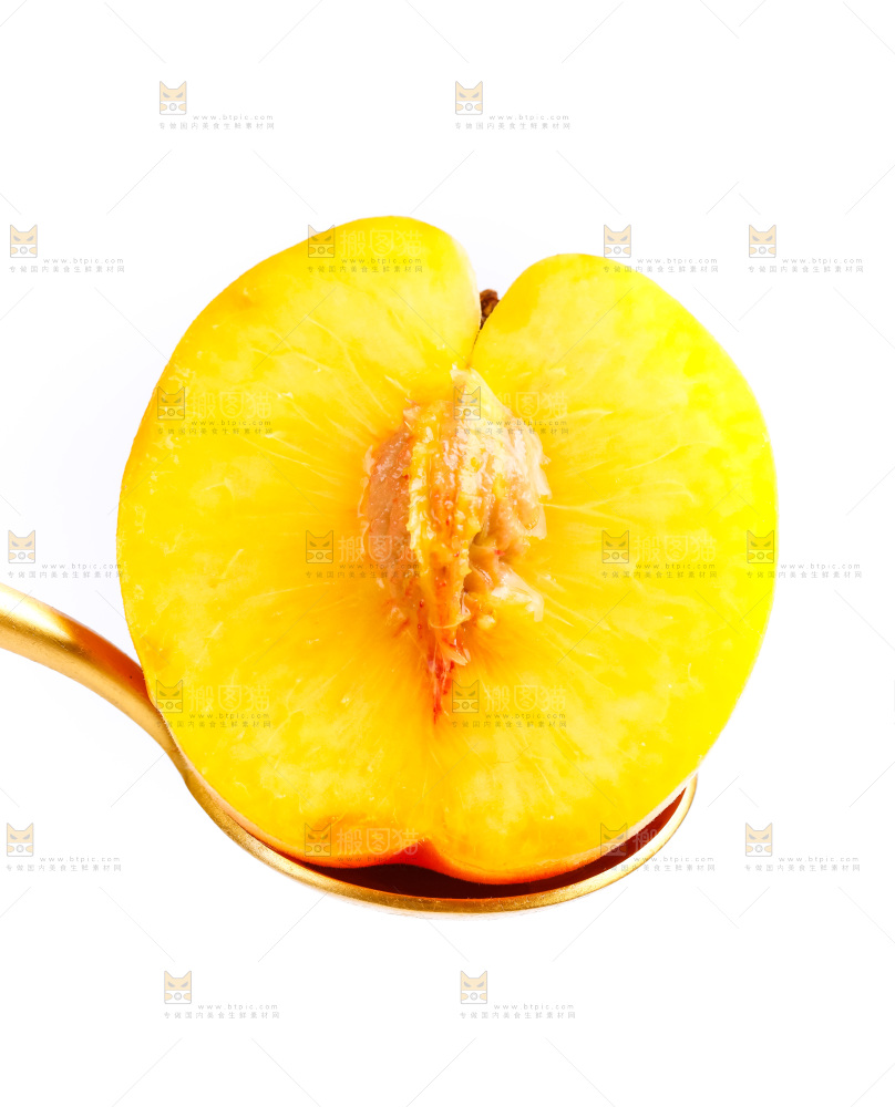 勺子上放着黄肉桃