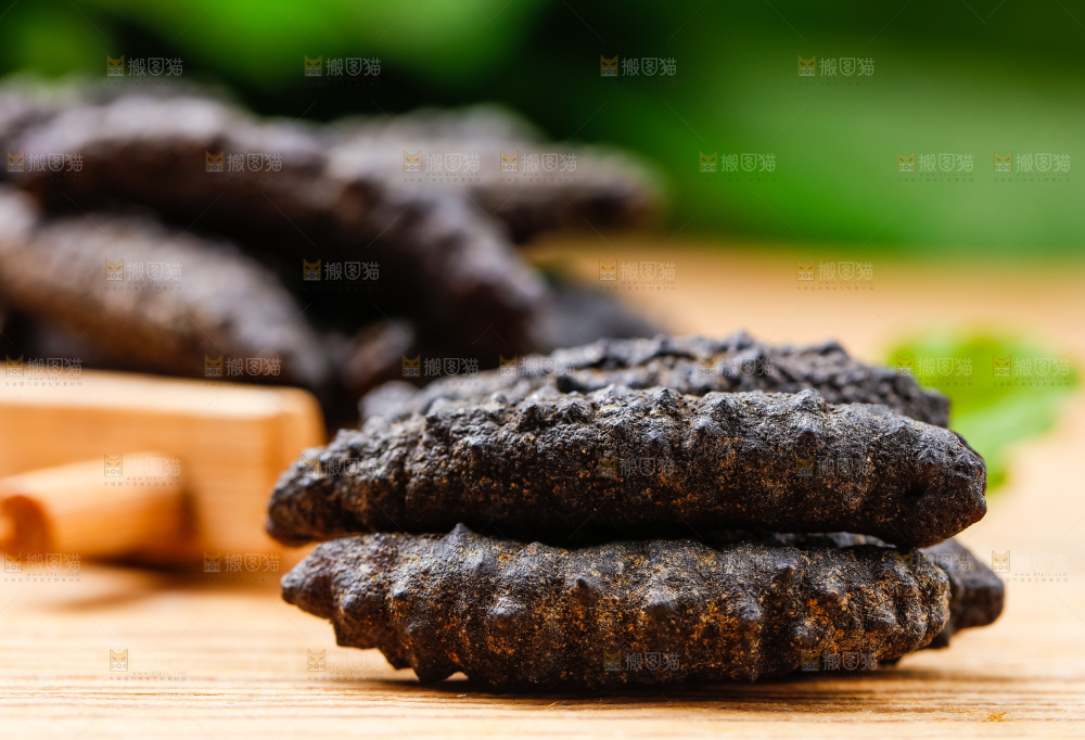 木底上摆放着海刺参