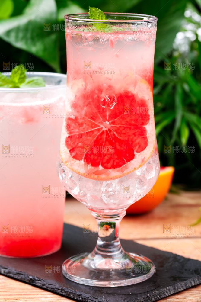 杯子里装着西柚果汁