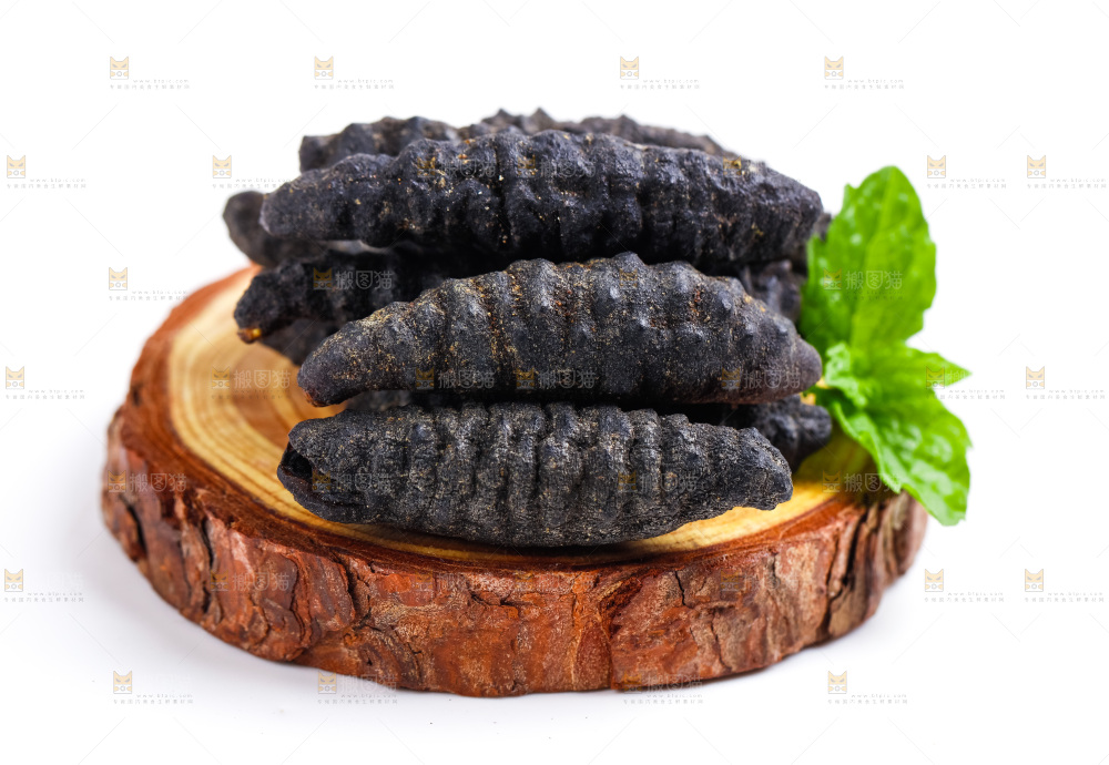 木底上放着野生海参