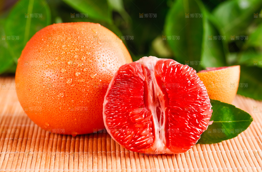 竹垫上摆放着南非进口西柚