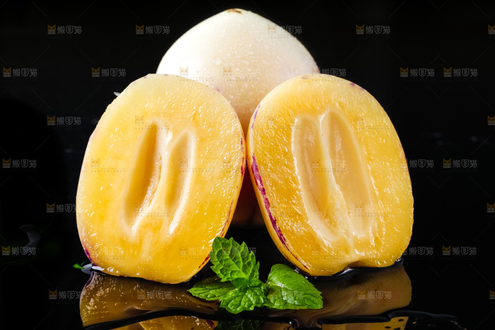 黑底上摆放着甘肃民勤人参果