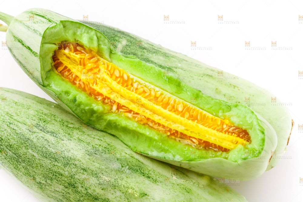 白底上摆放着羊角蜜