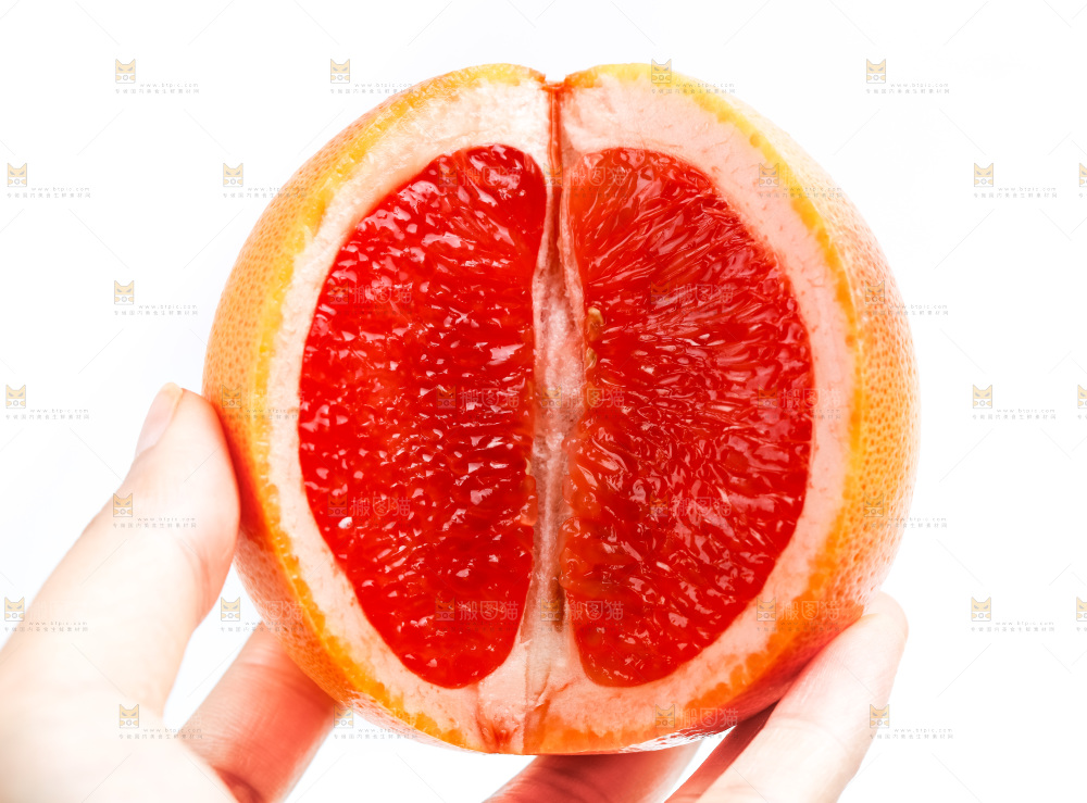 手里拿着红西柚
