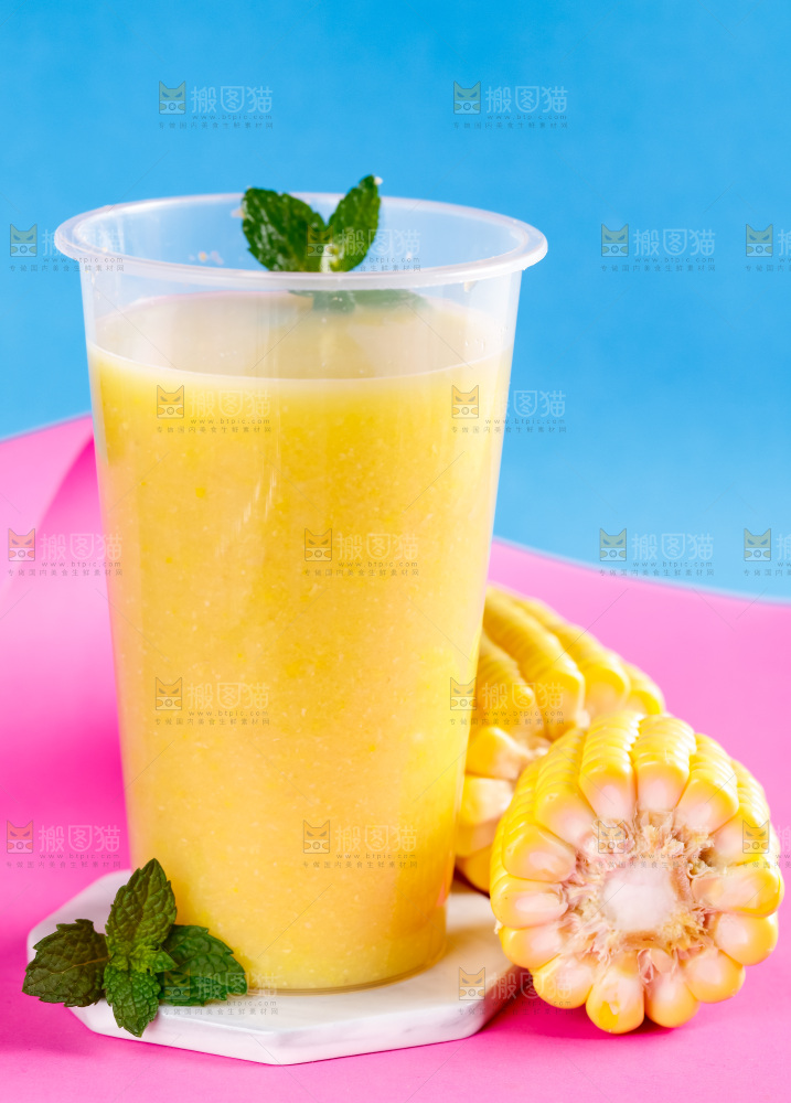 杯子里装着玉米果汁