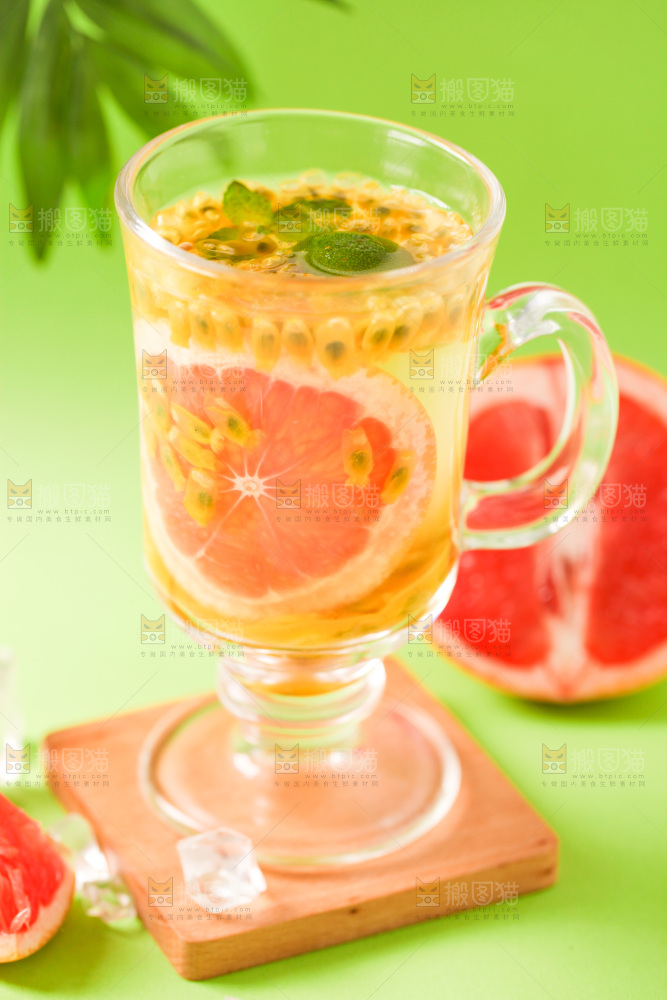 浅底上摆放着一杯西柚百香果汁