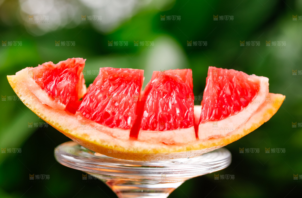 玻璃杯上放着红肉西柚
