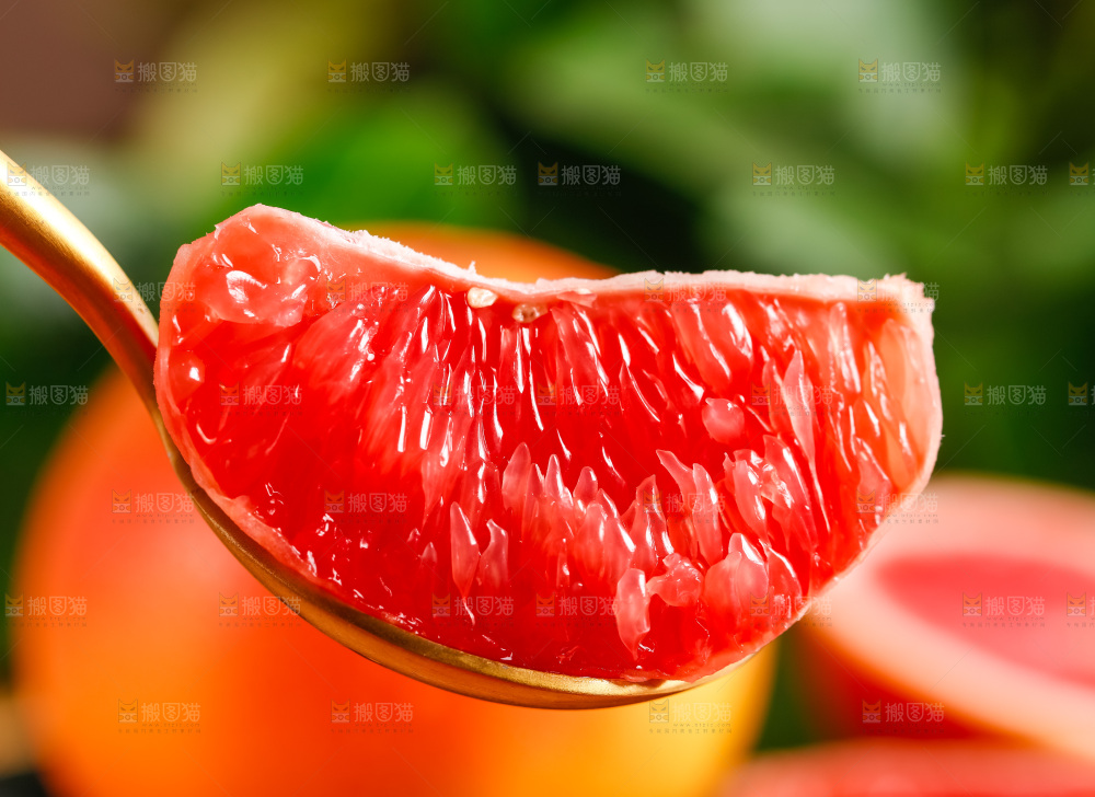 勺子上放着葡萄柚